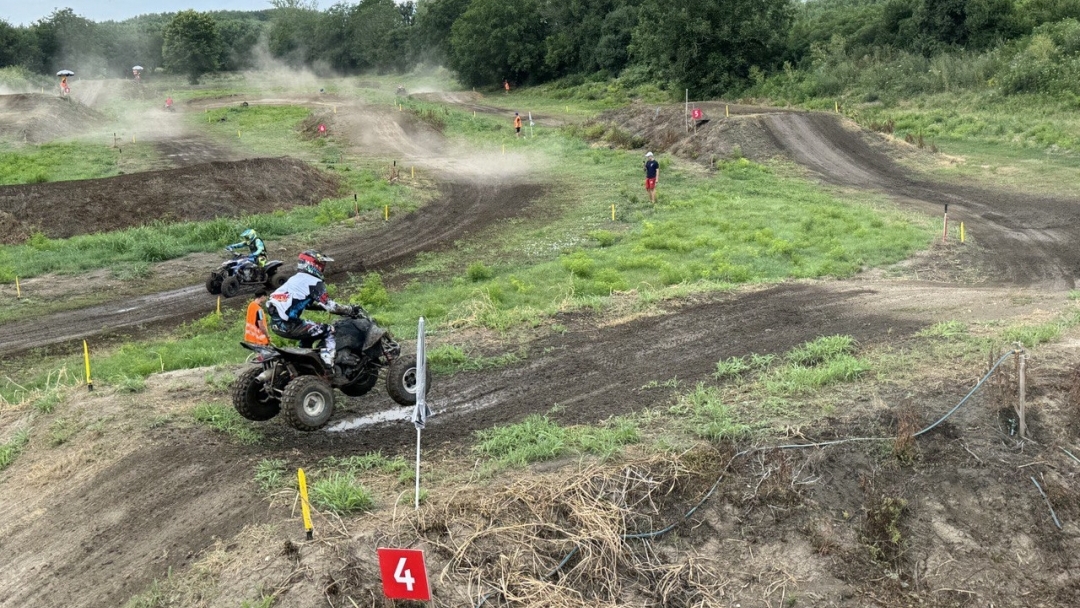 40-метрови скокове и скоростни битки завладяха  полигона  Godzilla MX Track в Сандрово