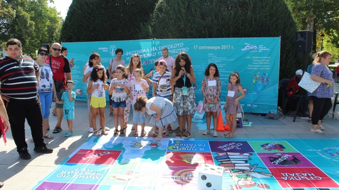 Стотици деца се включиха във фестивала "Всемир на таланти"