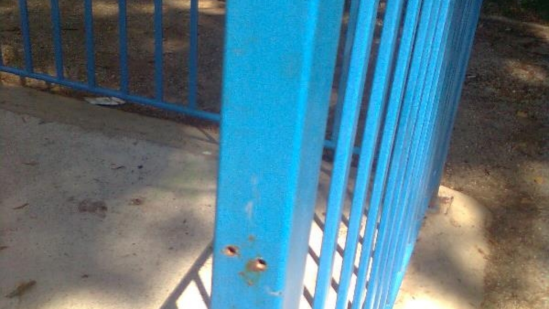 Вандали изкъртиха вратичките на детска площадка