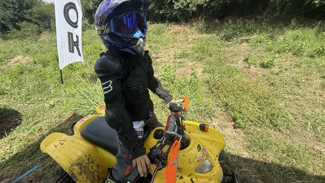 40-метрови скокове и скоростни битки завладяха  полигона  Godzilla MX Track в Сандрово