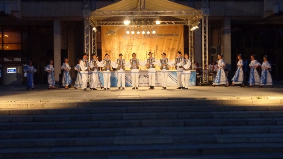 Концерт в центъра на Русе показа танцовото изкуство на три държави 