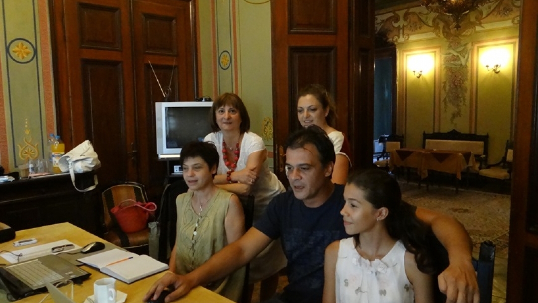 Жури с председател Симеон Лютаков номинира  снимките от фотоконкурса 