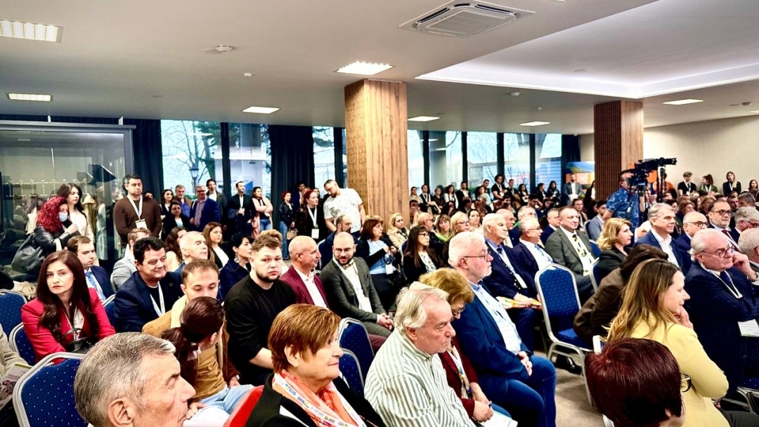 Заместник-кметът Димитър Недев приветства участниците в „Пролетни хирургични дни“ в Русе