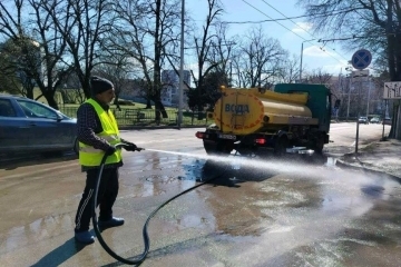Продължава миенето на уличната мрежа в Русе