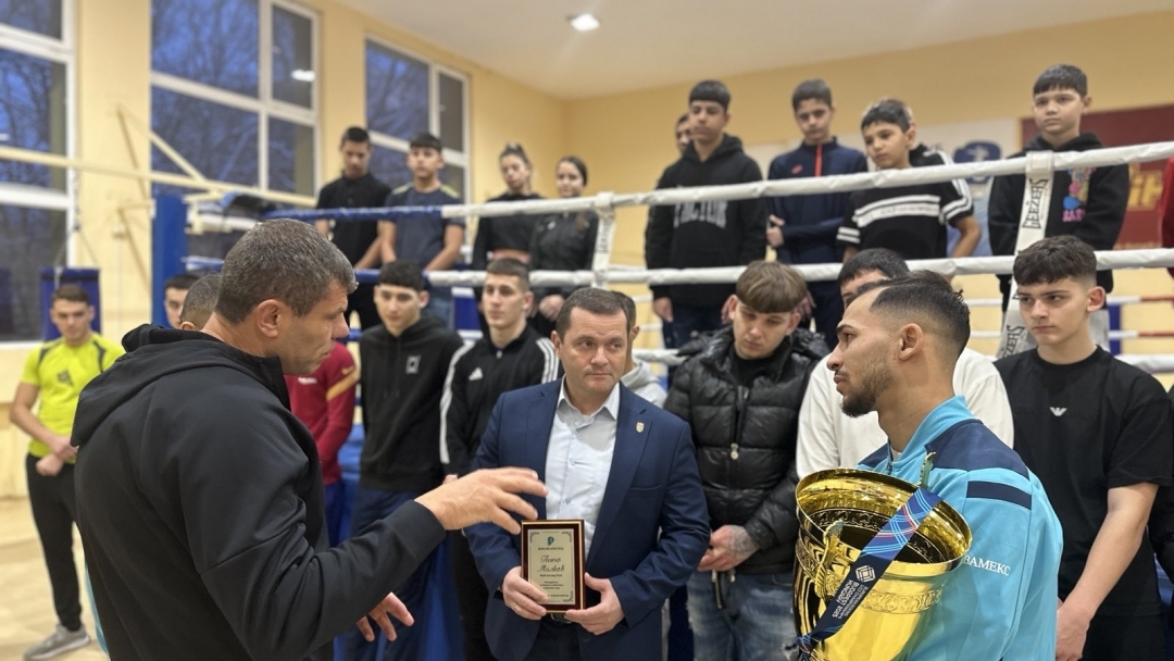 Кметът Милков посрещна 8-кратния европейски шампион по бокс Радослав Росенов