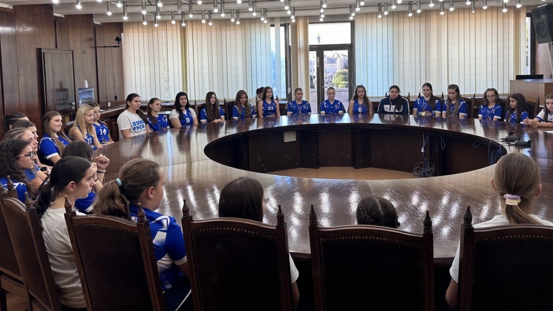 Mayor Pencho Milkov awarded the basketball players of "Dunav Ruse 2016" for their success at the State Championship for girls