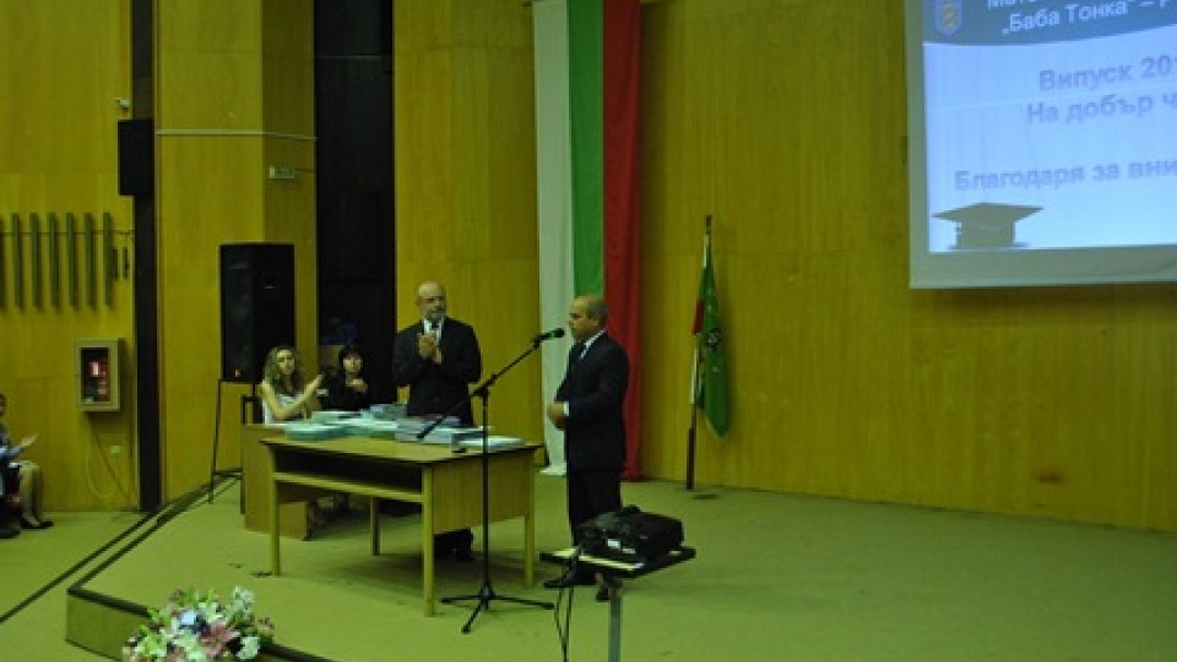 Кметът Пламен Стоилов подари „Паспорт Русе“ на абитуриенти от Математическата гимназия