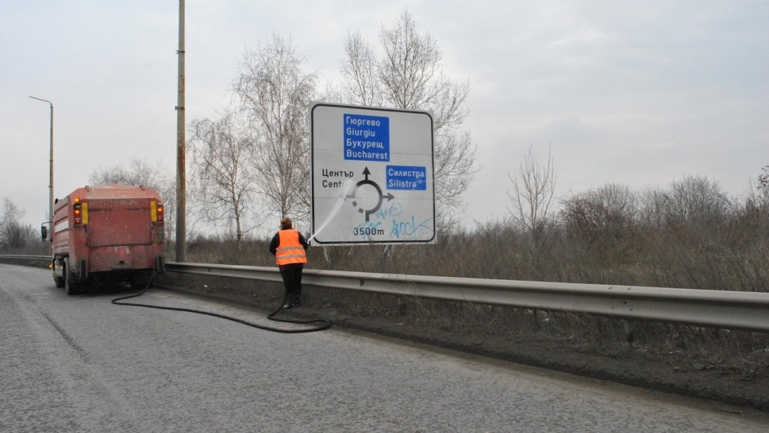 Пет машини мият улиците на Русе 