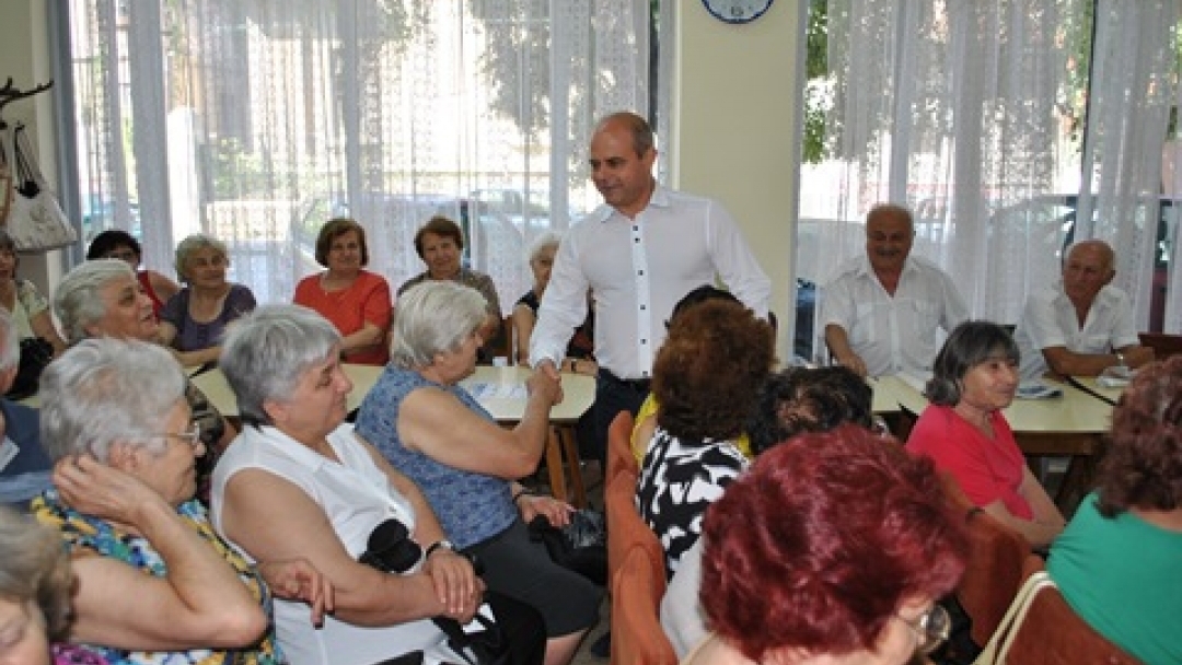 Кметът на Община Русе направи дарение на  пенсионерски клубове