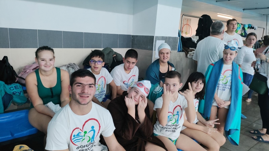 Златна купа и 24 медала за децата от фондация "Александър Русев"  от състезание по адаптирано плуване