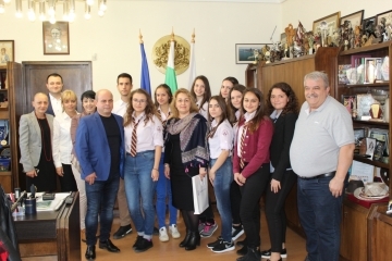 Кметът Пламен Стоилов връчи сертификти на 9 участници в инициативата "Мениджър за един ден"