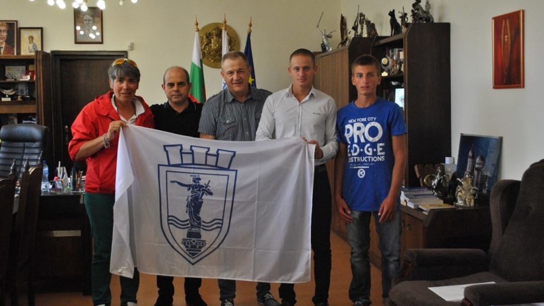 Състезателят по кану-каяк Камен Чимидялков получи знамето на Община Русе