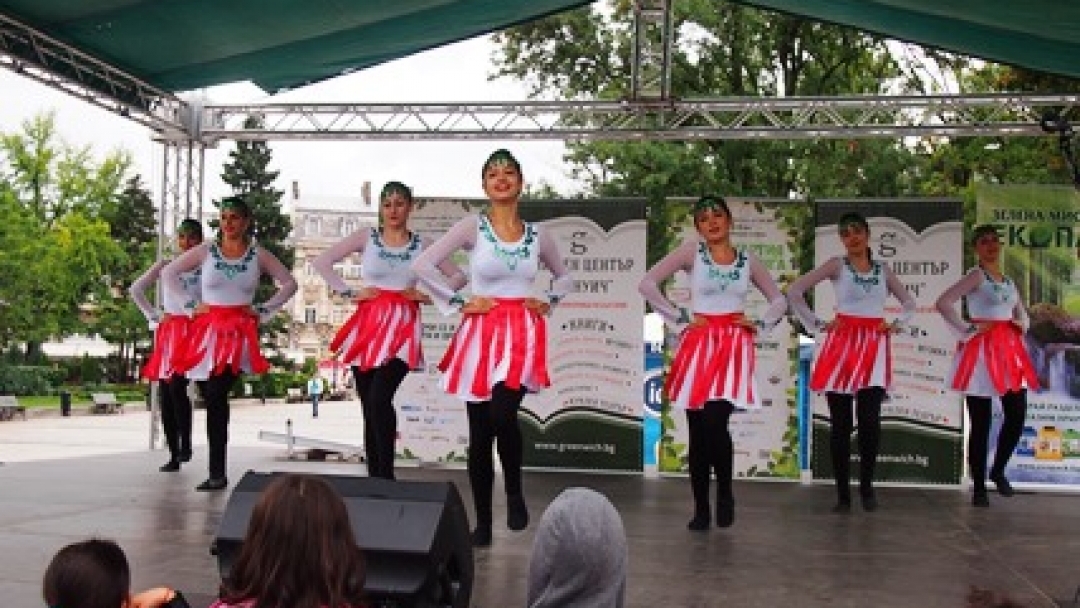 7 тона стара хартия предадоха над 1300 деца и родители и получиха нови книги 