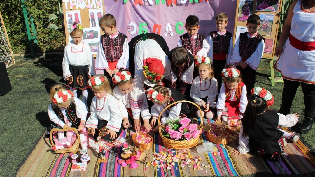 С фолклор и много настроение приключи проектът „Удивителният свят на знаещите 6-годишни в Русе“