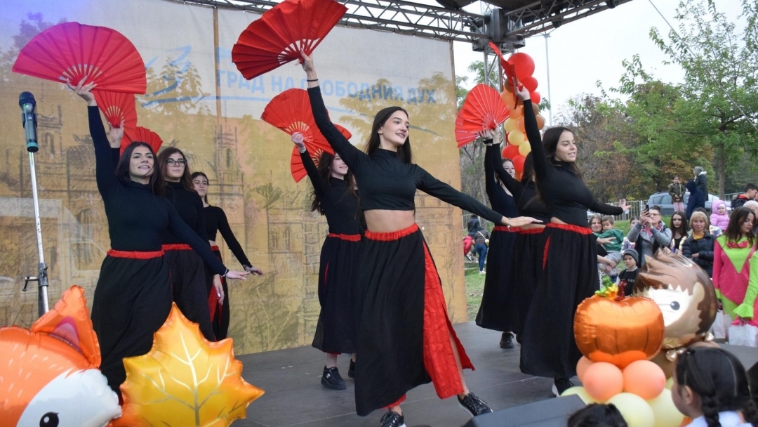 Кварталите „Дружба“ и „Чародейка“ в Русе празнуваха заедно с музика, танци и кулинарни битки