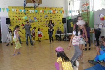 Лятната програма на децата от Комплекса за социални услуги „Здравей лято“  завърши в петък с пъстър концерт-спектакъл