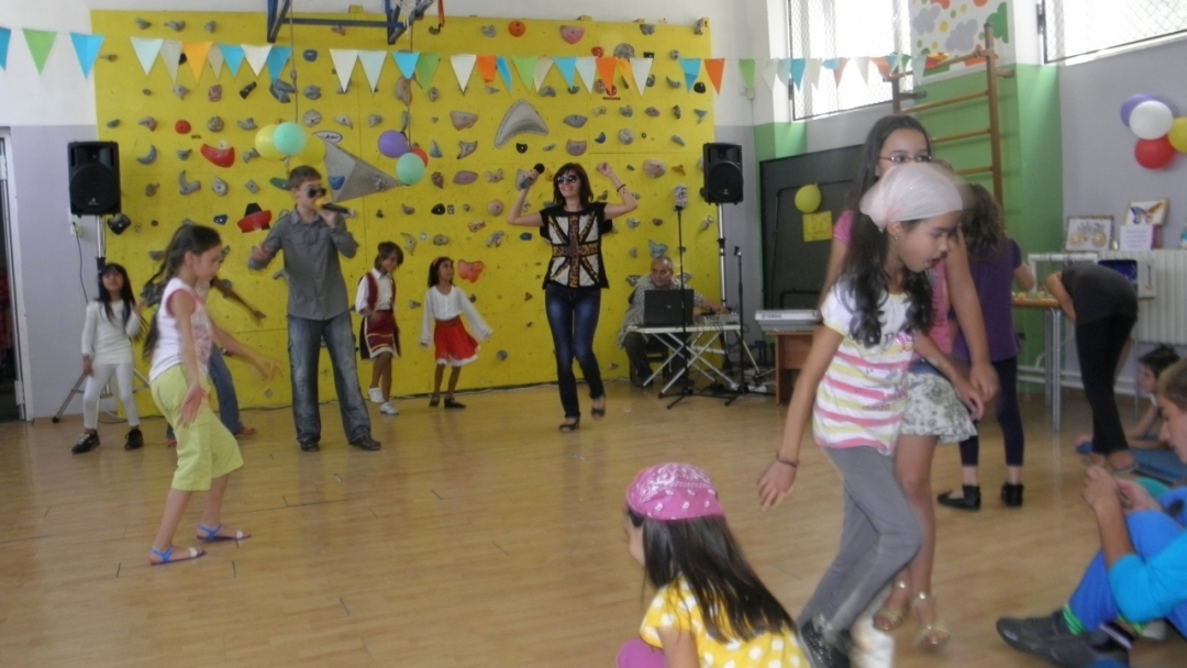 Лятната програма на децата от Комплекса за социални услуги „Здравей лято“  завърши в петък с пъстър концерт-спектакъл