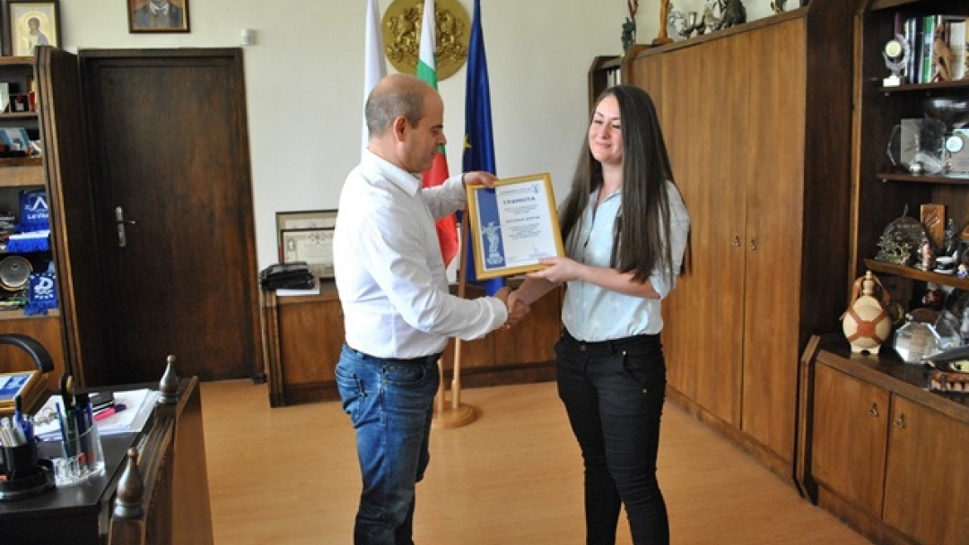 Кметът Пламен Стоилов връчи сертификати на стажанти в Община Русе