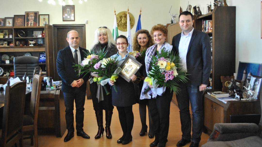 Кметът Пламен Стоилов се срещна с талантливата русенска пианистка Десислава Карагьозова