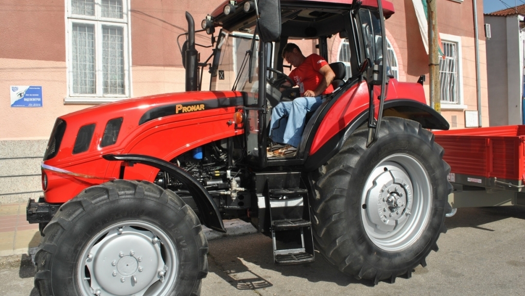 Кметът Пламен Стоилов връчи ключовете на трактор в Бъзън