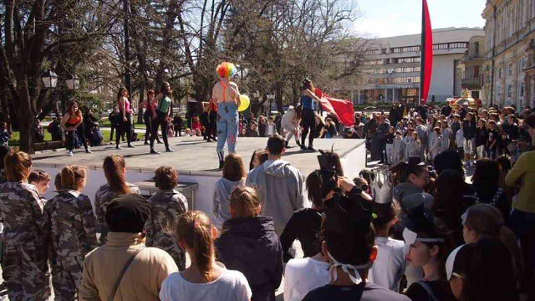 Над 700 танцьори от 35 състава от българия и чужбина участваха в „Танцуваща река“ 