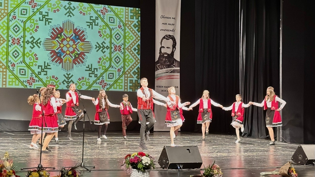С тържествен концерт и богата художествена програма ОУ „Любен Каравелов“ отбеляза своя патронен празник