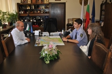 Кметът Стоилов подари знаме на Русе на републиканския шампион по триатлон Велизар Велизаров 