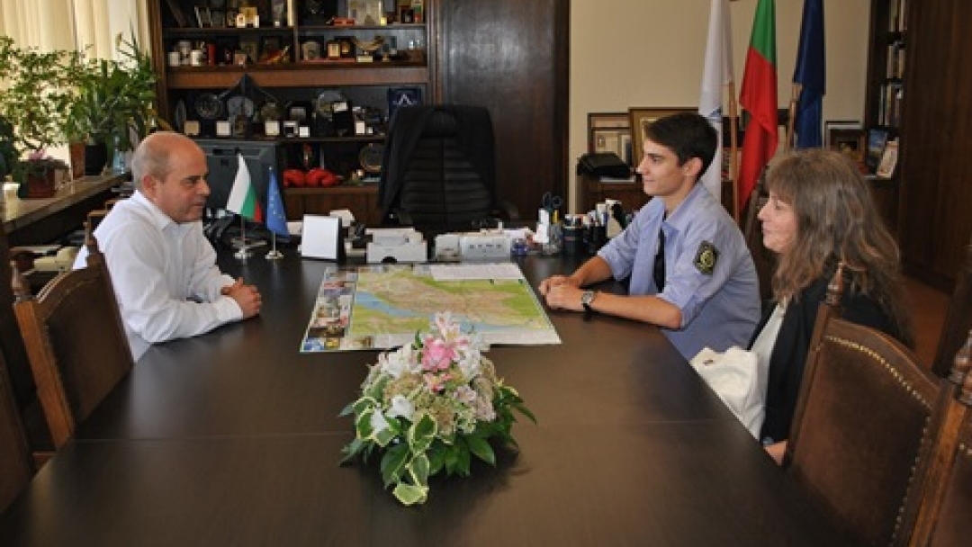 Кметът Стоилов подари знаме на Русе на републиканския шампион по триатлон Велизар Велизаров 