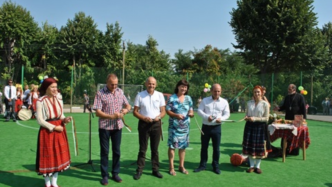 Кметът Пламен Стоилов и зам.-министър Георги Костов откриха спортна и детска площадка в Тетово