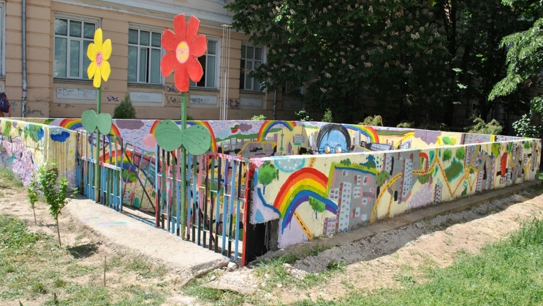 Възпитаници на Математическата гимназия вдъхнаха нов живот на подлеза край училището си