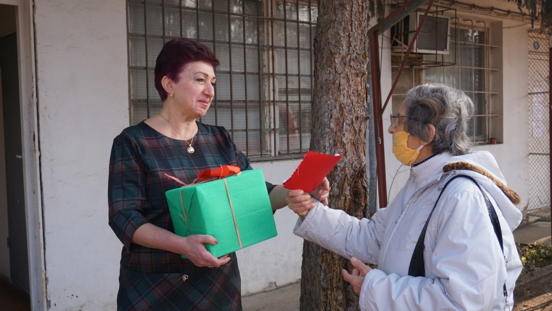 Медиците в Русе получиха ръчно изработени мартенички от потребителите на ДСХ „Възраждане“