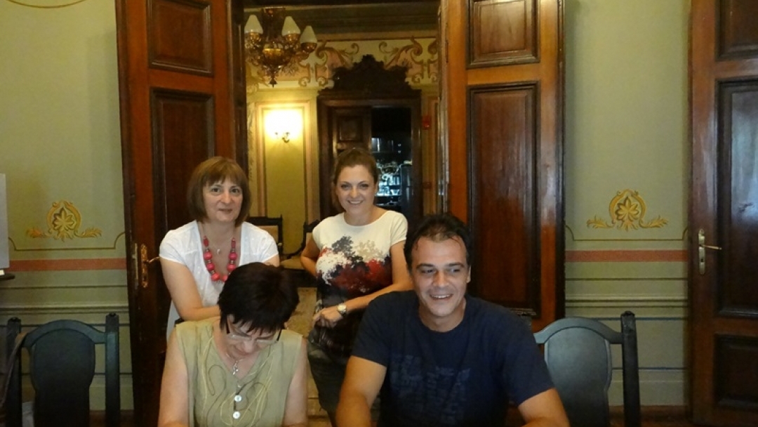 Жури с председател Симеон Лютаков номинира  снимките от фотоконкурса 