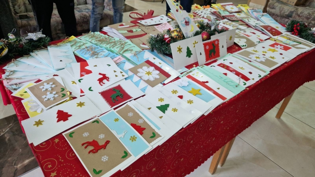 Christmas cards for people in need were made by the youth of the Crisis Center for Unaccompanied Persons