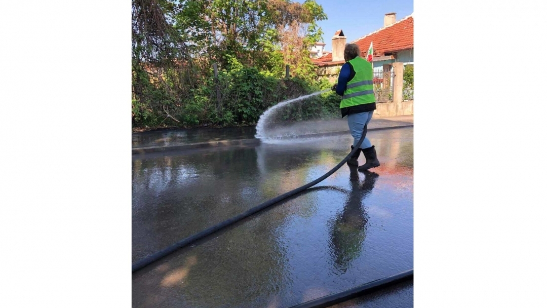 Продължават дейностите по миене на улици в Русе