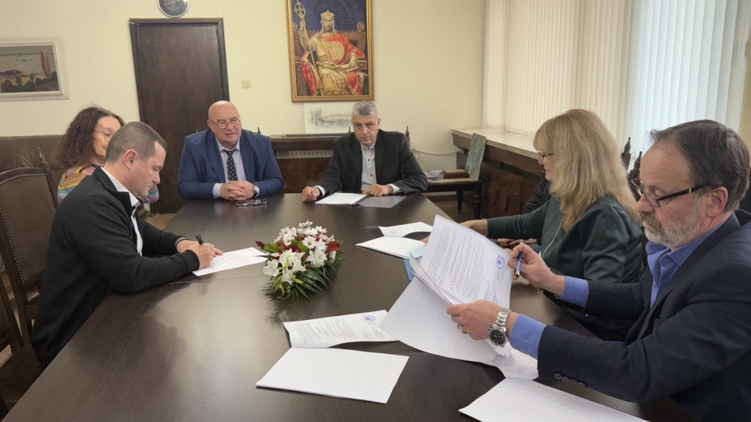 Кметът Пенчо Милков подписа колективен трудов договор с подобрени условия за служителите на Художествената галерия – Русе