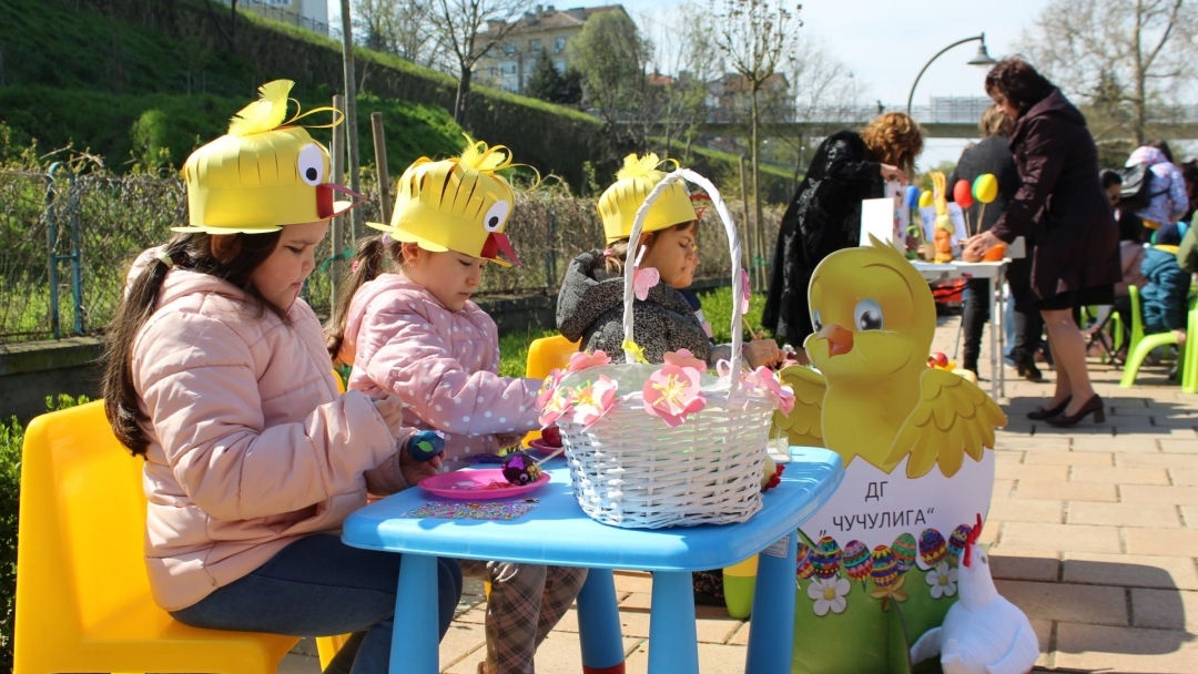 На Велики четвъртък русенски деца боядисваха яйца на кея