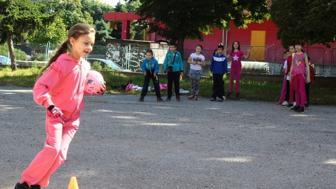 300 деца участваха в спортния празник на ОУ „Тома Кърджиев“