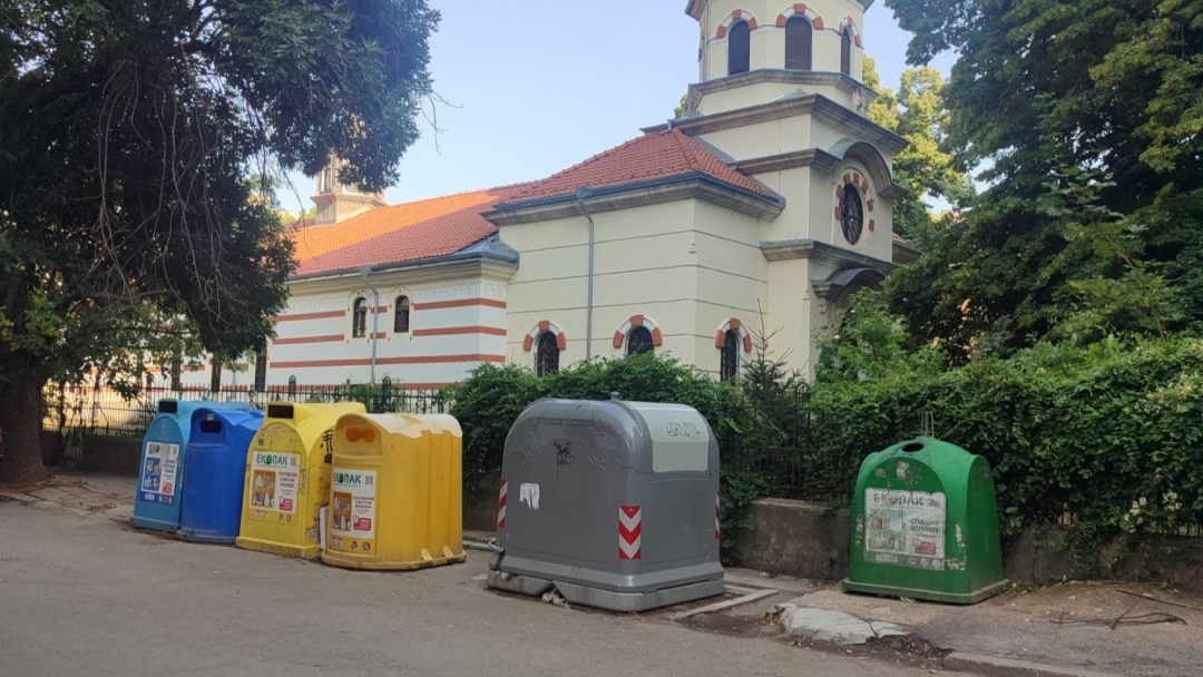 Съдове за отпадъци до храм „Свети Георги“ временно ще бъдат изместени заради снимките на игрален филм