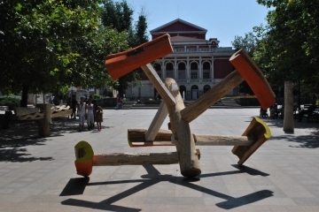 11 дървени скулптури на първите неща, случили се в Русе