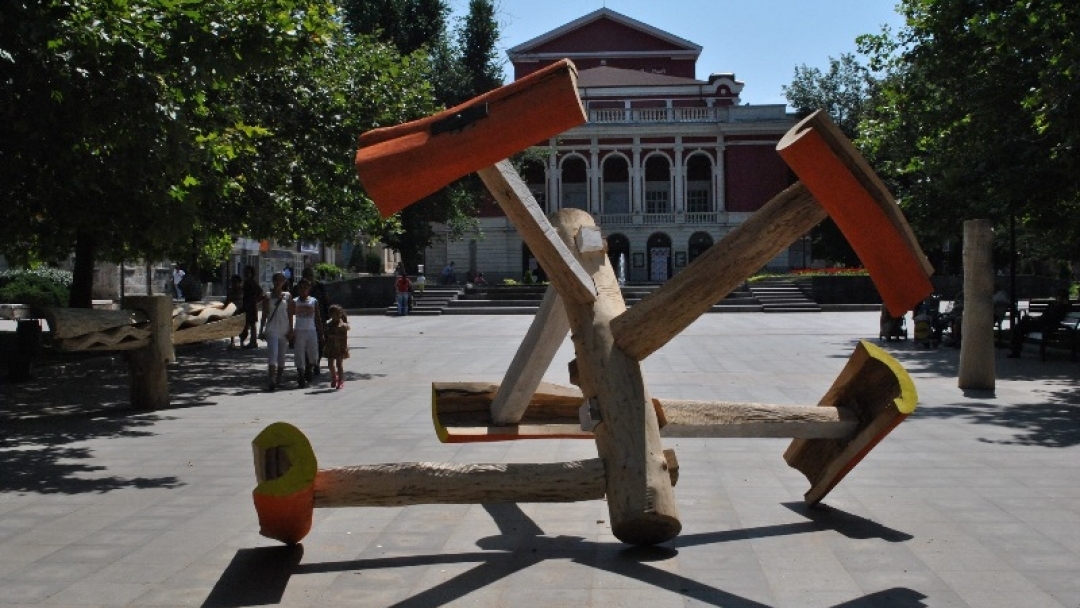 11 дървени скулптури на първите неща, случили се в Русе