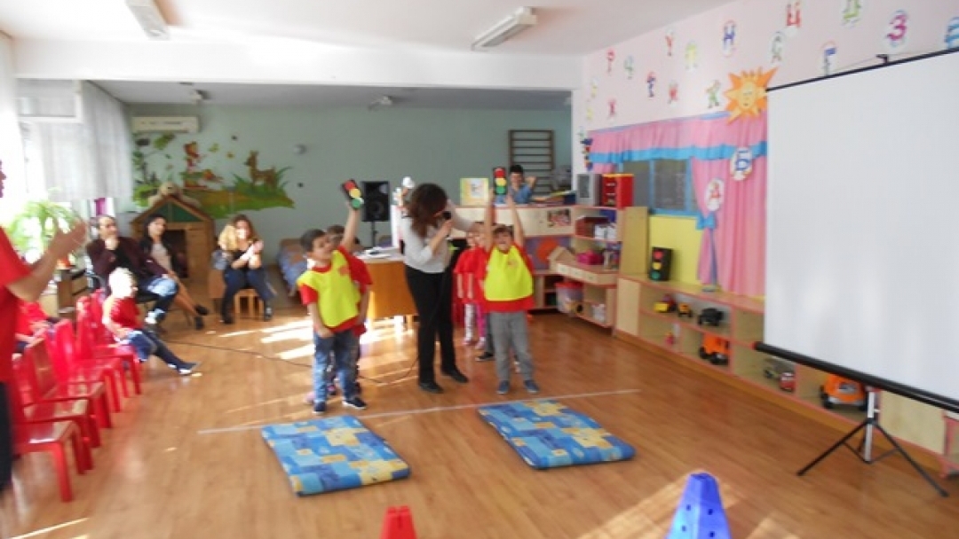 Деца от ЦДГ 'Зора' се учиха да пресичат правилно