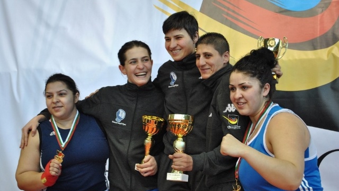 Кметът Пламен Стоилов награди най-добрите боксьорки с Купа „България“