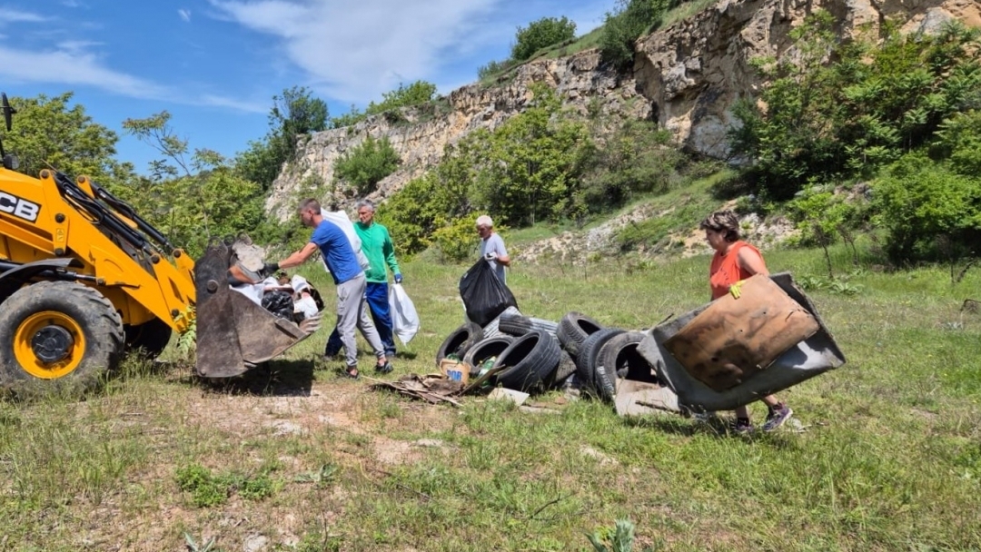 Над 50 тона отпадъци бяха събрани и извозени в акцията по почистване в околностите на Басарбово и по Поломието