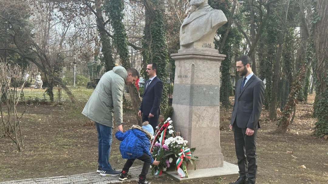 Зам.-кметът Енчо Енчев поднесе венец на паметника на Христо Ботев в Букурещ 