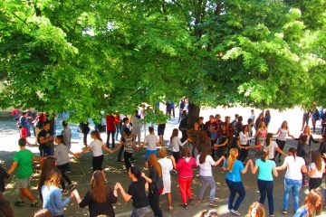 Ученици и родители в спортна надпревара  в  гимназия „Елиас Канети“