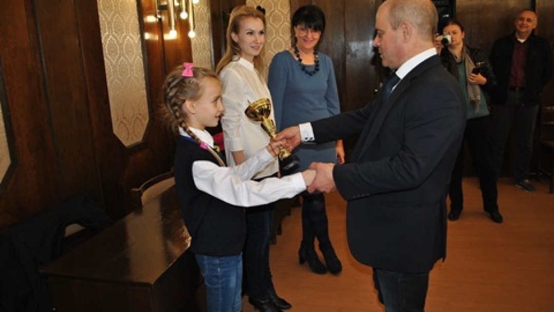 Знаме на Община Русе за 8-годишната шахматистка Диляна Иванова