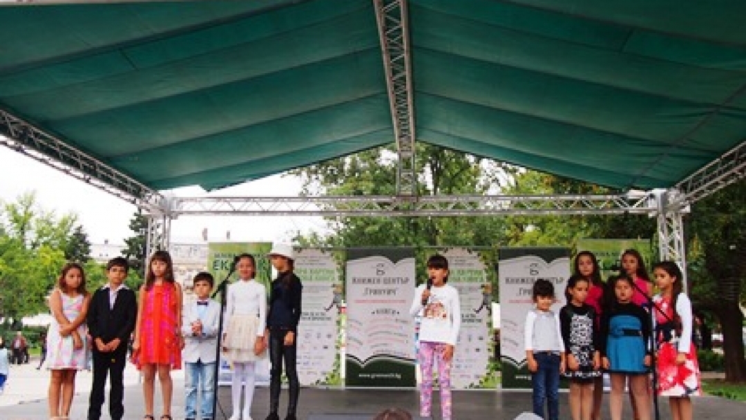 7 тона стара хартия предадоха над 1300 деца и родители и получиха нови книги 