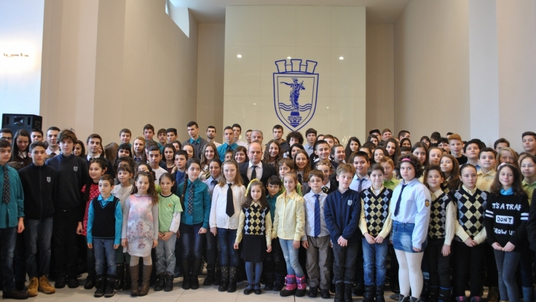 Кметът Пламен Стоилов връчи грамоти на деца с изявени дарби от Русе за 2015 г.