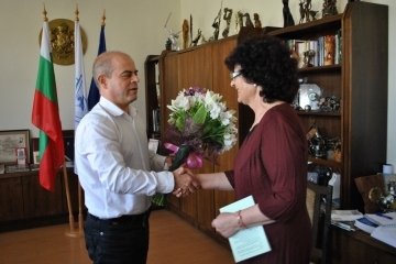 Кметът Пламен Стоилов награди Донка Алипиева с почетна значка 