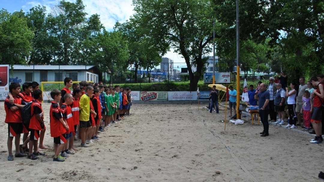 160 ученици мериха сили в турнир по плажен футбол и народна топка 